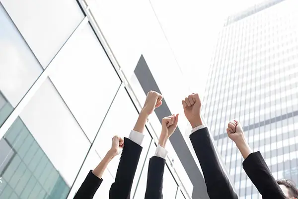 为什么电脑关了机亮着屏